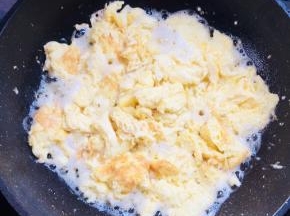 起锅烧油，放入蛋液划散，捞出备用！