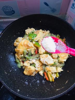 放入鸡精翻炒均匀！