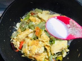 放入适量的盐调味！