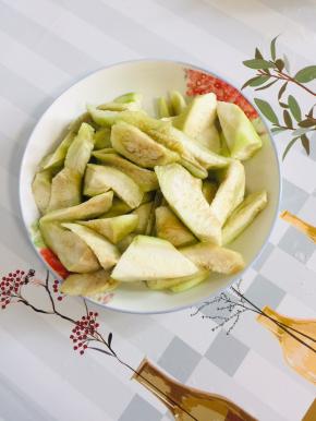 丝瓜去皮洗净切成滚刀块儿备用！