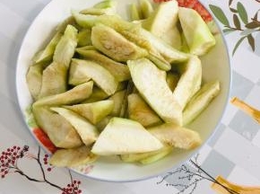 丝瓜去皮洗净切成滚刀块儿备用！