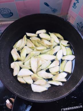 水开放入丝瓜焯水1分钟左右捞出沥干水分备用！