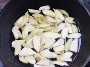 水开放入丝瓜焯水1分钟左右捞出沥干水分备用！