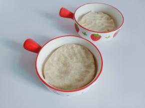 油酥也是一样，低筋面粉加黄油揉均匀，都盖上保鲜膜醒半小时。