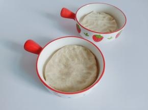 油酥也是一样，低筋面粉加黄油揉均匀，都盖上保鲜膜醒半小时。