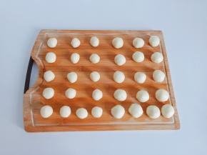 醒发好的水油皮与油酥分别分成16个小剂子，分好盖保鲜膜醒发15分钟左右。