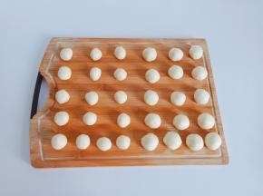 醒发好的水油皮与油酥分别分成16个小剂子，分好盖保鲜膜醒发15分钟左右。