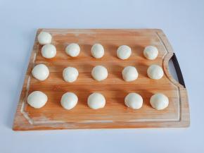 拿一个水油皮把油酥包起来，盖保鲜膜再次醒发15分钟。