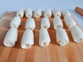 依次卷好的面团再次按扁，擀成长条卷起来。