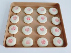 模具蘸上色素调的水，盖在面团上。