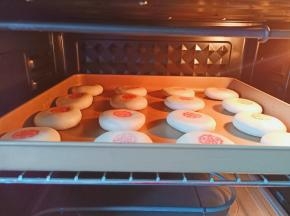 烤箱提前预热，烤盘放中间一层，上下火180度烤20分钟【具体时间根据月饼厚薄来调整烘烤】