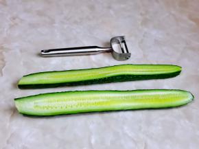 黄瓜洗干净后，从中间切开，如图。