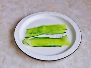 再用工具削薄片。