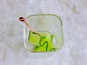 用水果针把黄瓜片穿起来。