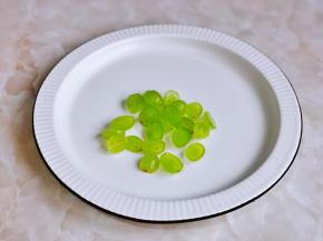 马奶葡萄对半切开。