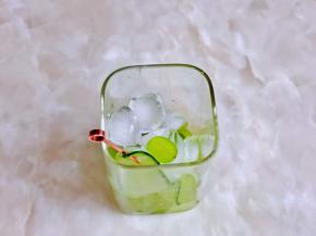 把冰块，葡萄放入杯中。