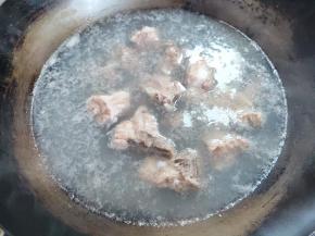 排骨煮到白沫不再明显增加，就关火，捞出，用热水冲洗一下。