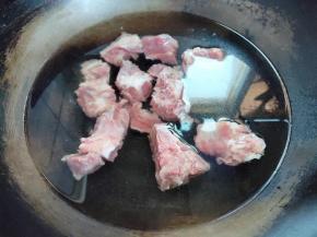 排骨洗干净冷水下锅开始焯水，中火。