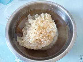 干银耳提前泡发，中间最好换几次水。现在天气热，很快就泡好了。