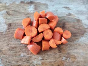 胡萝卜洗干净，切成块。