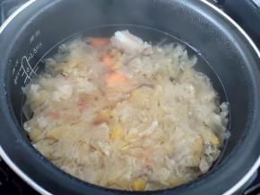 然后将排骨、银耳、胡萝卜都放入锅中，煮汤菜单。