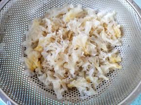 泡发好的银耳摘去菌脚，撕成小朵。