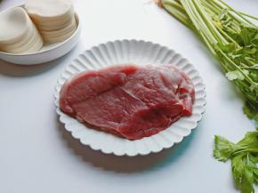 准备少筋的猪肉，猪皮要去掉不要。