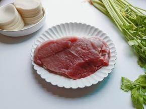 准备少筋的猪肉，猪皮要去掉不要。