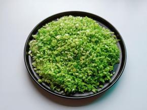 芹菜择去叶子，清洗好控干水份切成末。