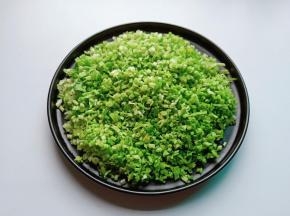 芹菜择去叶子，清洗好控干水份切成末。