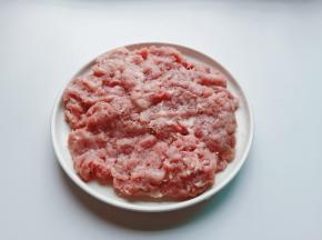 猪肉去除筋膜剁成细小的颗粒。