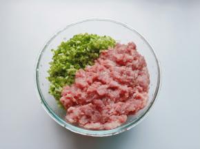 把剁好的芹菜跟猪肉放一起。