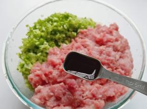 加入生抽2勺。