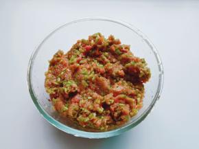 用筷子顺着一个方向搅拌，再加芝麻油搅拌均匀。