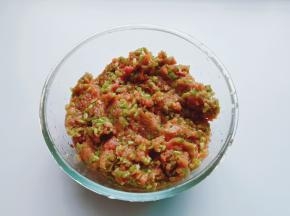 用筷子顺着一个方向搅拌，再加芝麻油搅拌均匀。