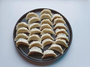 取一张饺子皮包上馅料。