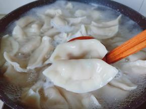 煮到饺子再次浮起就可以关火了。