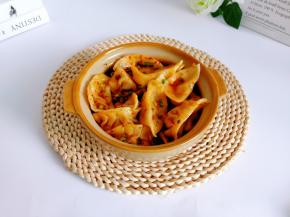 碗里加生抽、辣椒酱、芝麻油、葱花，加一勺煮饺子的原汤，放入饺子拌均匀即可享用！