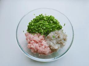 三种料放容器里。