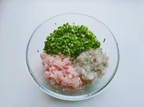 三种料放容器里。