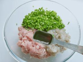 加生抽两勺，盐。