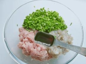 加生抽两勺，盐。