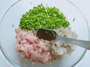 加蚝油两勺，加芝麻油两勺。