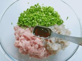 加蚝油两勺，加芝麻油两勺。