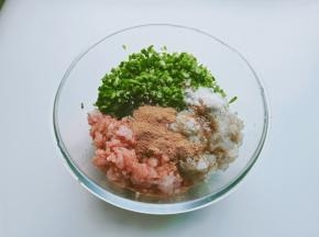 加少许的五香粉。