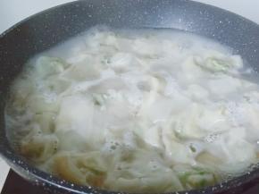 水开下馄饨煮熟即可捞出。