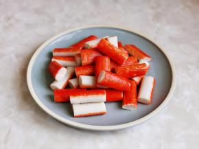 首先把蟹柳的包装去掉，冷水冲洗再淋干水分。