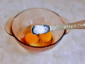 利用这时间准备蛋液，鸡蛋磕碗里，加入盐。