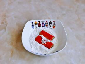 腌制好的蟹柳首先裹上玉米淀粉。