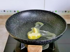 锅中加入黄油小火融化。